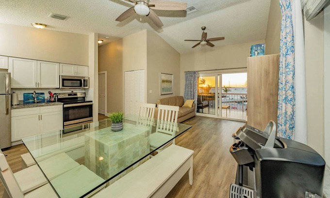 Key Largo Hotel | Relaxing Beach Getaway! Cozy King Suite Stay!
