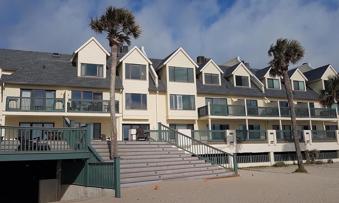 Saint Helena Island Condo | Serene Beachfront Condo with Ocean View & Family Amenities