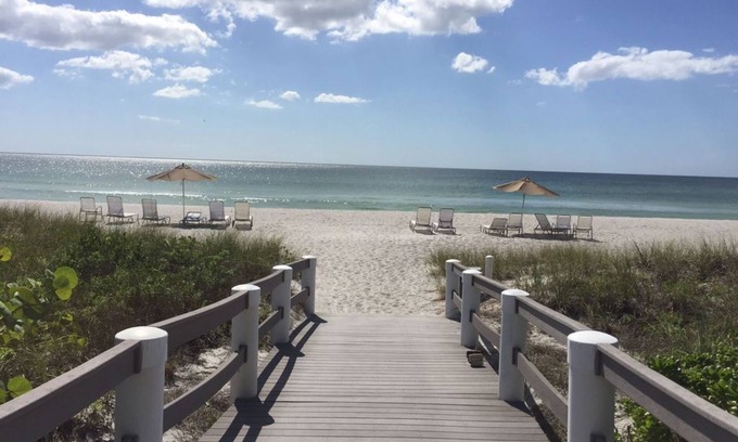 Longboat Key Condo | Idyllic Beachside Retreat on Longboat Key with Pool & Spa