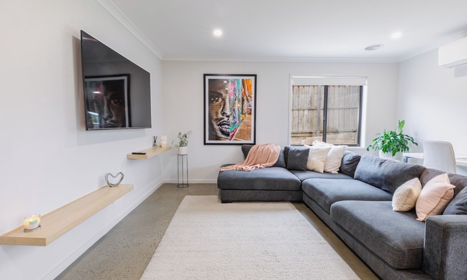 Portarlington House | Tranquil Coastal Escape with Breakfast & Family Amenities