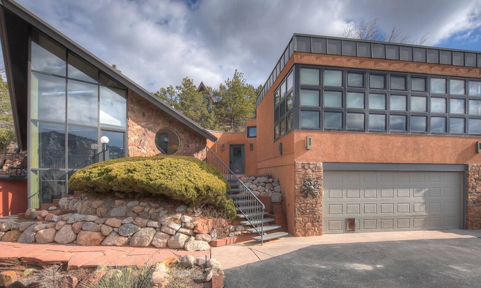 Manitou Springs Historic District House | Idyllic Colorado Mountain Getaway with Pool and Spa