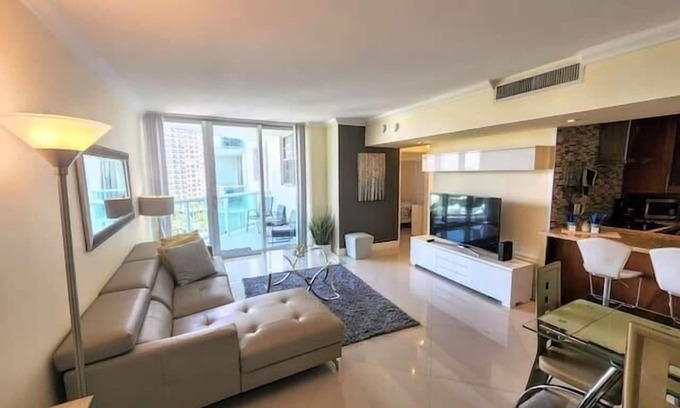 Hollywood South Central Beach Condo | Serene Condo Retreat at Tides Hollywood - Family-Friendly Stay