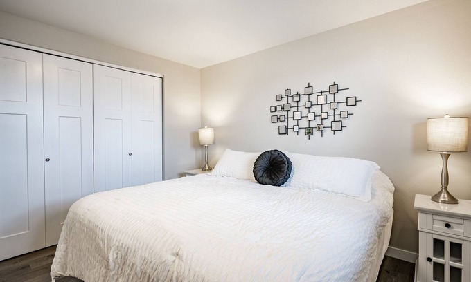 Birch Bay Condo | Unwind in King/Qu Bed Room with Hot Tub and Pool Access