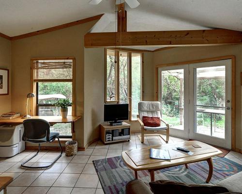 Travis Heights House | Relaxing Cottage for Couples in Peaceful Forest near Austin, Texas