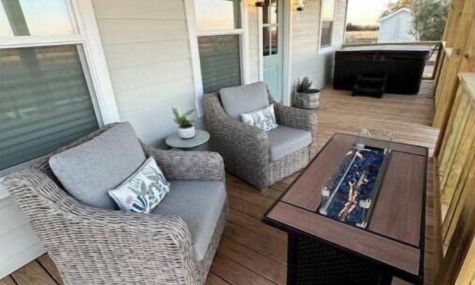 Fredericksburg Cottage | Relaxing cottage with private hot tub and firepit in the heart of wine country