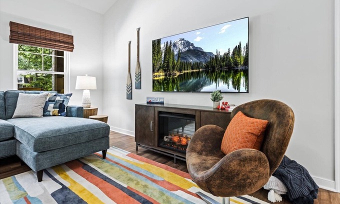 Mineral House | Relax on Lake Time: Pool, Boat Slip & Paddle Boards Await