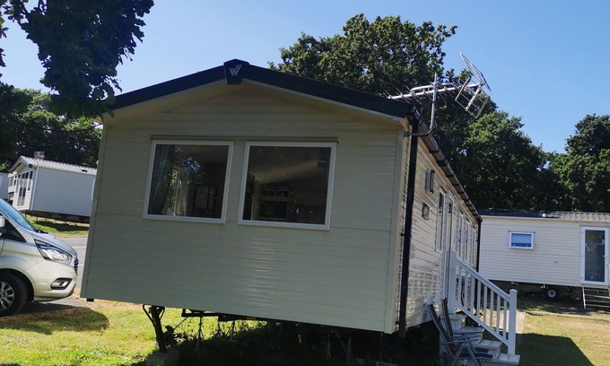 Cowes House | Relaxing Getaway at Thorness Bay Caravan Park – Isle of Wight Retreat
