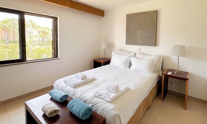 Albufeira Hotel | Idyllic 2BR Apartment with Kitchen & Outdoor Pools