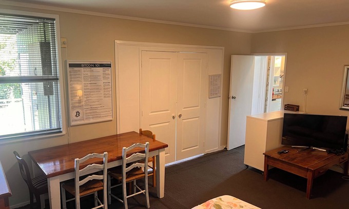 Remuera Apartment | Relaxing Getaway, Close to Hospital & Amenities - Rabbit Cuddles Included!