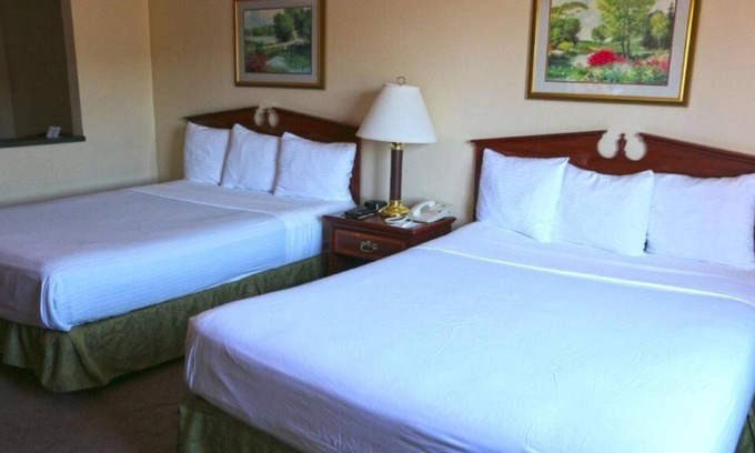 Kelso House | Cozy Retreat at GuestHouse Kelso Longview - Pet-Friendly Units