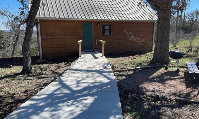 Fredericksburg Apartment | Pet-Friendly Rocky Top Cabin with Loft and 10/10 Rating