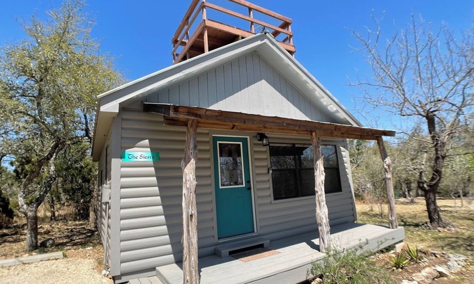 Fredericksburg Apartment | Guest Rated 10/10: The Siesta Cabin - Pet Friendly Retreat