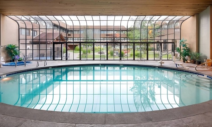 Kalispell Hotel | Cozy Retreat: Pool, Pet-Friendly & Close to Kidsports Park