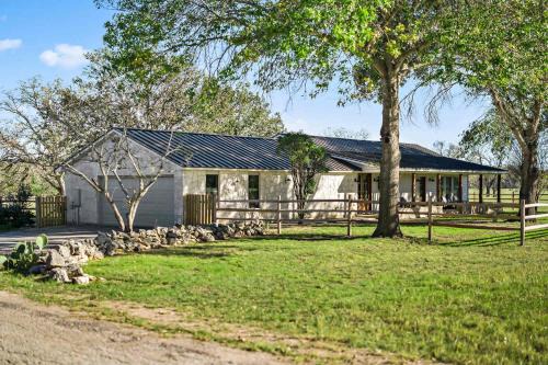 Boerne House | Relaxing Hill Country Home with Outdoor Fire Pit
