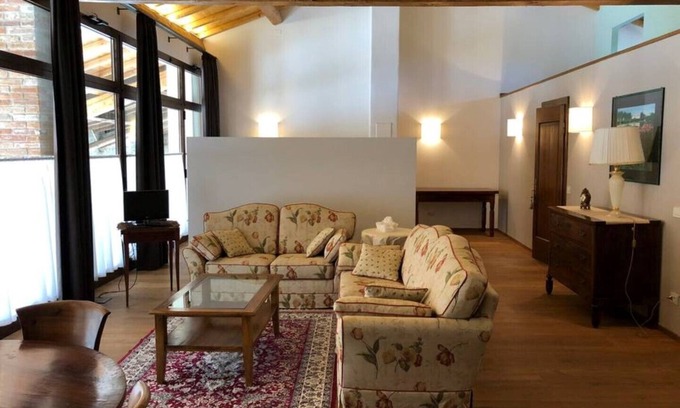 Ovest Apartment | Historic Villa Near Lake with Family-Friendly Amenities