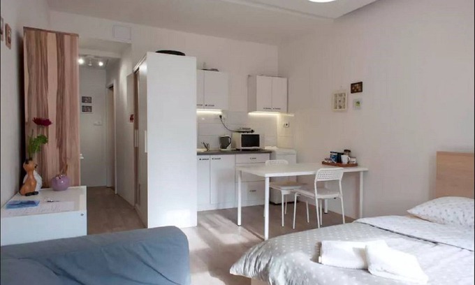 Andel Apartment | Cozy Holiday Home with Pool and Breakfast in City Centre