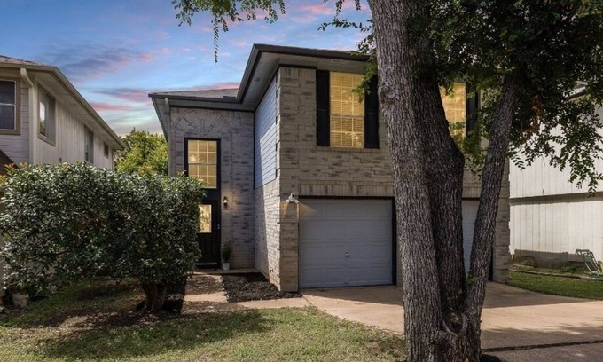 Hunter's Chase House | Inviting Home with Breakfast and Pet-Friendly Amenities
