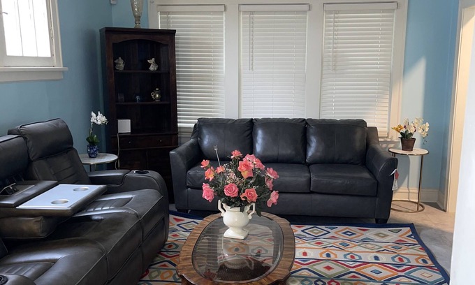 Morgan Park House | Relaxing hot and beautiful 4 bed, 2 baths in peaceful area