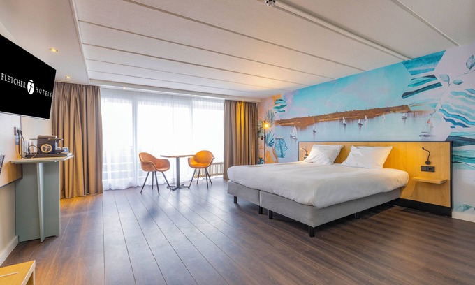Oud-Loosdrecht Hotel | Relaxing Hotel by the Lake with Canoeing, Biking Routes and Restaurant Views