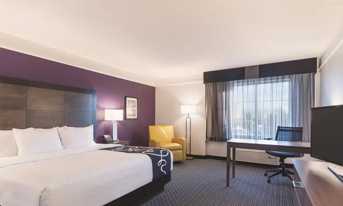 Grand Junction Hotel | Relaxing Hotel Room Near Adobe Creek National Golf Course – 20 Mins