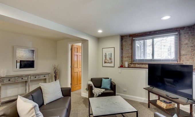 North Center Apartment | Discover Ravenswood: Ideal for Groups with Great Amenities