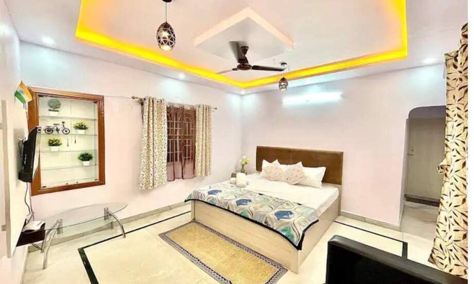 RT Nagar House | Cozy King Bed Suite with Free Internet & Parking Options
