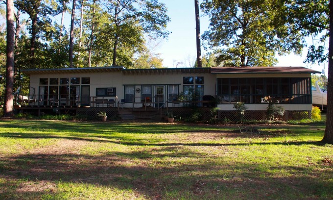 Jefferson House | Scenic Lake Front Retreat Near Jefferson, Texas - Rated 9.8