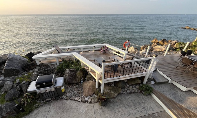 Kingsville Cottage | Serene Lakefront Cottage with Pool Near Wineries & Beach