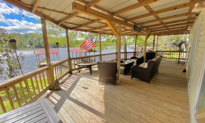 Hillister House | Scenic Lake Retreat Near Houston – Guest Rated 10/10!
