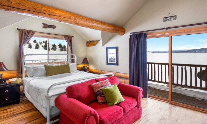 West Yellowstone House | Relaxing Lakeside Getaway on Beautiful Hebgen Lake! HOT TUB with lake views- Beachside Lodge