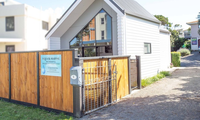 Paraparaumu Beach Cottage | Relaxing Modern Cottage - Centrally Located