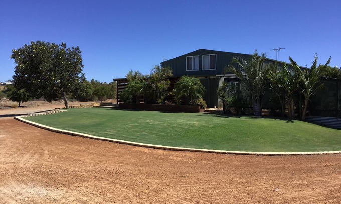 White Peak House | Tranquil Semi-Rural Retreat with Oceanfront Amenities