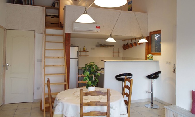 Sarrians Cottage | Tranquil Retreat: Peaceful Stay with Pool and Family Amenities