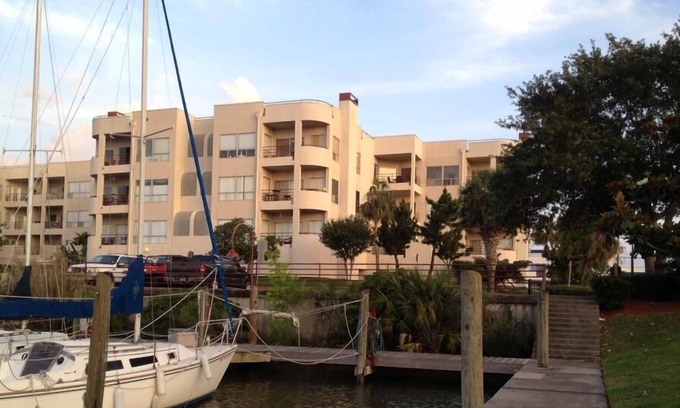 Clear Lake Shores Condo | Inviting Coastal Retreat with Panoramic Lakeview near Boardwalk