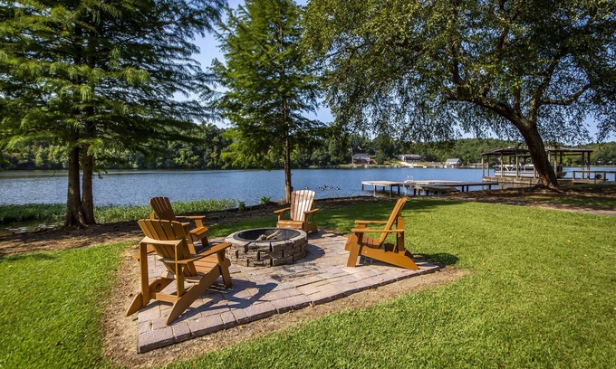 Jones Mills House | Tranquil Hot Springs Waterfront Retreat with Spa & Pool