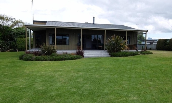 Matarangi House | Top-Rated Relaxing Reserve Retreat with Oceanfront Pool