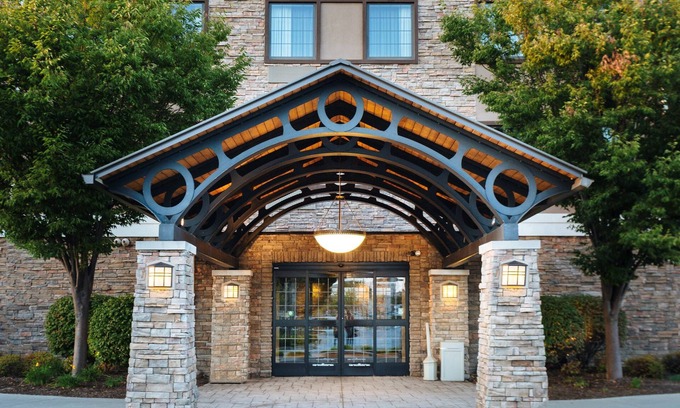 Maumee Apartment | Tranquil Getaway in Maumee with Free Breakfast & Pool