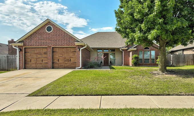 Norman House | Relaxing Retreat in Norman + community pool