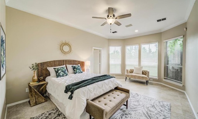 Prosper House | Tranquil Retreat with Family and Pet-Friendly Amenities