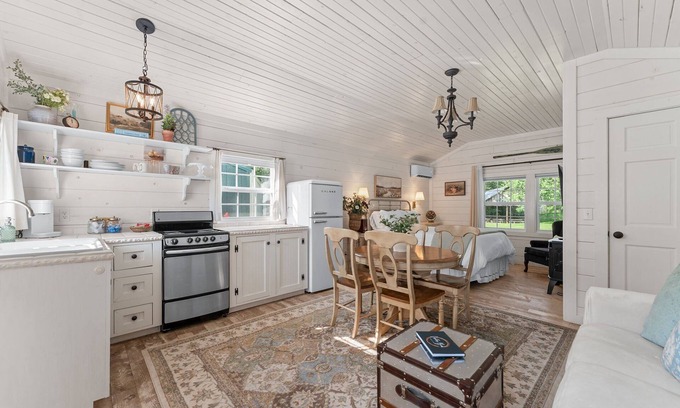 Blue Eye Cottage | Relaxing Retreat | Woods, WiFi, Porch, and Serenity