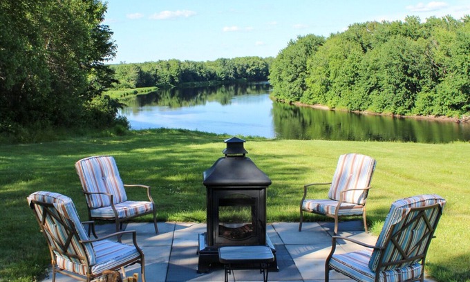 Queens County House | Relaxing River Getaway