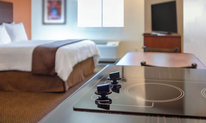 Rapid City Hotel | Relaxing Room! Full Kitchen & Comfy Bedding! Pets Allowed, Near Dinosaur Park!