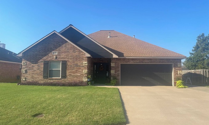 Stillwater House | Relaxing rustic charm in Stillwater, OK - open floor plan & nice patio!
