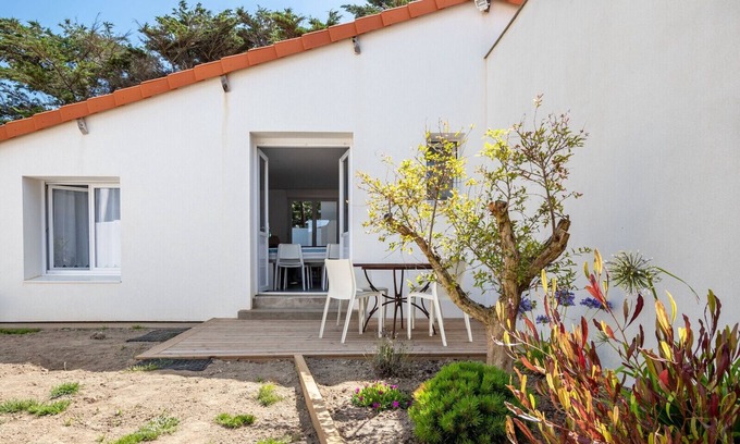 Bretignolles-sur-Mer Ski Chalet | Idyllic Oceanfront Retreat in Bretignolles for 4 Guests