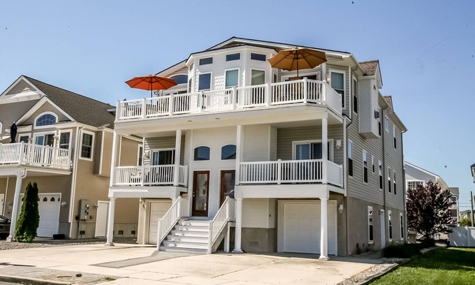 Sea Isle City House | Beachfront Bliss: Breathtaking Bay Views and Amenities