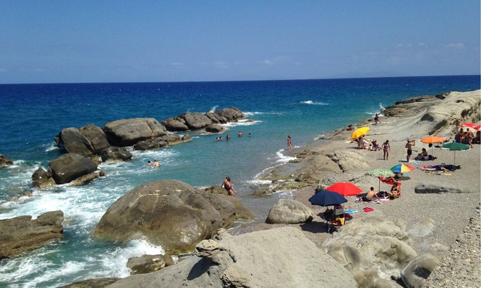 Gioiosa Marea House | Cozy Seaview Retreat Near Center & Beach for 5 Guests