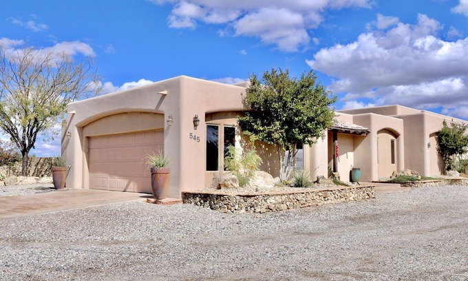 Las Cruces House | Experience Southwestern Comfort with Top Amenities