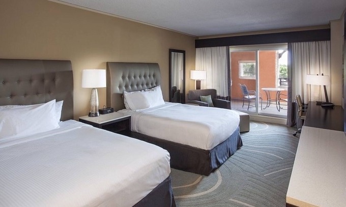Lakeway Hotel | Relaxing Retreat with Balcony, Outdoor Pool & Pet-Friendly Vibes