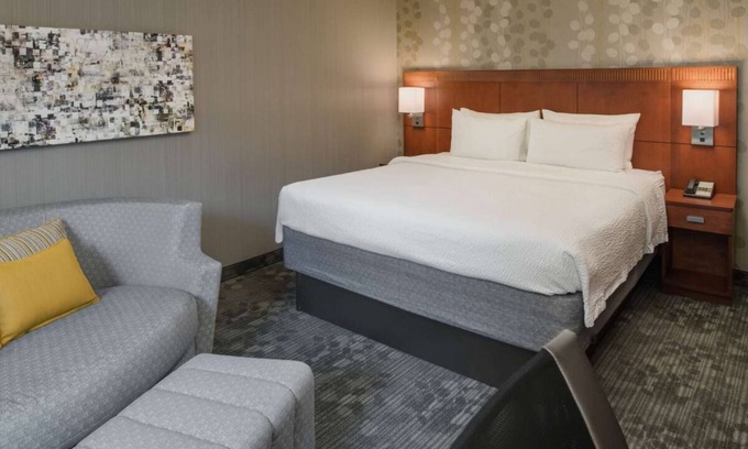 Bridle Trails Resort | Relaxing Getaway Near Seattle Aquarium with Indoor Pool