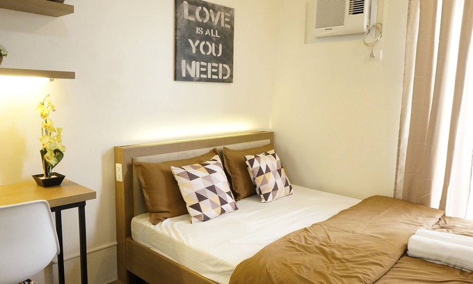 Pio del Pilar Apartment | Cozy Studio with Balcony in Makati - Great Amenities Await!